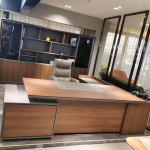 Bureau de direction professionnel en bois avec plateau large